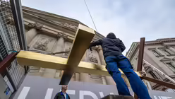 Segnung und Aufrichtung des neuen Kreuzes auf dem Porticus von Sankt Hedwig / © Nicolas Ottersbach (DR)