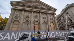 Segnung und Aufrichtung des neuen Kreuzes auf dem Porticus von Sankt Hedwig / © Nicolas Ottersbach (DR)