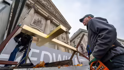 Segnung und Aufrichtung des neuen Kreuzes auf dem Porticus von Sankt Hedwig / © Nicolas Ottersbach (DR)