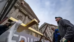 Segnung und Aufrichtung des neuen Kreuzes auf dem Porticus von Sankt Hedwig / © Nicolas Ottersbach (DR)