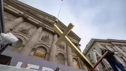 Segnung und Aufrichtung des neuen Kreuzes auf dem Porticus von Sankt Hedwig / © Nicolas Ottersbach (DR)
