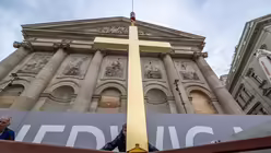 Segnung und Aufrichtung des neuen Kreuzes auf dem Porticus von Sankt Hedwig / © Nicolas Ottersbach (DR)