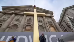 Segnung und Aufrichtung des neuen Kreuzes auf dem Porticus von Sankt Hedwig / © Nicolas Ottersbach (DR)