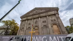 Segnung und Aufrichtung des neuen Kreuzes auf dem Porticus von Sankt Hedwig / © Nicolas Ottersbach (DR)