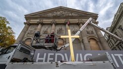 Segnung und Aufrichtung des neuen Kreuzes auf dem Porticus von Sankt Hedwig / © Nicolas Ottersbach (DR)