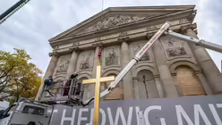 Segnung und Aufrichtung des neuen Kreuzes auf dem Porticus von Sankt Hedwig / © Nicolas Ottersbach (DR)