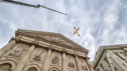 Segnung und Aufrichtung des neuen Kreuzes auf dem Porticus von Sankt Hedwig / © Nicolas Ottersbach (DR)