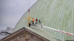 Segnung und Aufrichtung des neuen Kreuzes auf dem Porticus von Sankt Hedwig / © Nicolas Ottersbach (DR)