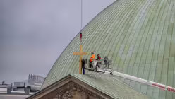Segnung und Aufrichtung des neuen Kreuzes auf dem Porticus von Sankt Hedwig / © Nicolas Ottersbach (DR)
