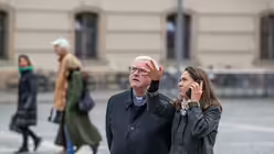 Segnung und Aufrichtung des neuen Kreuzes auf dem Porticus von Sankt Hedwig / © Nicolas Ottersbach (DR)