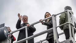Segnung und Aufrichtung des neuen Kreuzes auf dem Porticus von Sankt Hedwig / © Nicolas Ottersbach (DR)