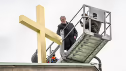 Segnung und Aufrichtung des neuen Kreuzes auf dem Porticus von Sankt Hedwig / © Nicolas Ottersbach (DR)