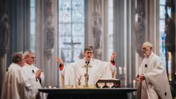 Pontifikalamt am ersten Weihnachtstag 2025 mit Kardinal Woelki. / &copy; Nicolas Ottersbach (DR)