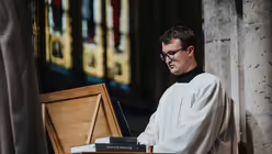 Simon Schuttemeier an der Truhenorgel / &copy; Nicolas Ottersbach (DR)