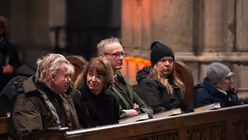 Henriette Reker, zweite von links, besucht das Pontifikalamt am ersten Weihnachtstag im Kölner Dom.  / © Nicolas Ottersbach (DR)
