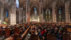 Das Pontifikalamt am ersten Weihnachtstag im Kölner Dom ist gut besucht. / © Nicolas Ottersbach (DR)