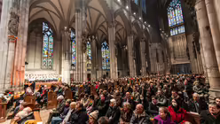 Das Pontifikalamt am ersten Weihnachtstag im Kölner Dom ist gut besucht. / © Nicolas Ottersbach (DR)