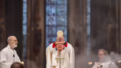 Kardinal Woelki im Pontifikalamt am ersten Weihnachtstag im Kölner Dom. / © Nicolas Ottersbach (DR)