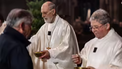 Weihbischof Puff, links, im Pontifikalamt am ersten Weihnachtstag im Kölner Dom. / © Nicolas Ottersbach (DR)
