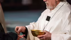Weihbischof Steinhäuser im Pontifikalamt am ersten Weihnachtstag im Kölner Dom. / © Nicolas Ottersbach (DR)