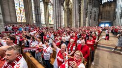 FC-Fans in der ökumenischen Andacht im Kölner Dom 2023 / © Nicolas Ottersbach (DR)