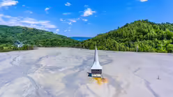 Dieser Kirchturm ist alles, was noch vom rum&auml;nischen Dorf Geamana &uuml;brig ist. 1978 wurde es auf Geheiss des Diktators Nicolae Ceausescu geflutet &ndash; der giftige Schlamm aus der Kupfermine Rosia Poieni wurde hierher geleitet. / &copy; Calin Stan (shutterstock)