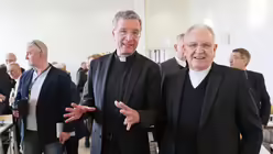 Bischof Dr. Michael Gerber, Bischof von Fulda mit Heinrich Timmerevers, Bischof von Dresden-Mei&szlig;en / &copy; Daniel L&ouml;b (dpa)