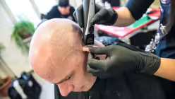 Barber Angels schneiden Beduerftigen die Haare (Foto von 2018) / &copy; Heike Lyding (epd)