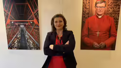 Fotografin Rebeka Deiters. Links: Das Gerüst des Doms. Rechts: Ein Portrait von Rainer Maria Kardinal Woelki / © Annika Weiler (DR)