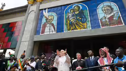 Papst Leo XIV. l&auml;sst eine Friedenstaube aufsteigen bei einem interreligi&ouml;sen Friedenstreffen am 16. April 2026 vor der Kathedrale Sankt Joseph in Bamenda (Kamerun). / &copy; 	Vatican Media/Romano Siciliani/KNA (KNA)
