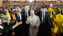 Ankunft von Papst Leo XIV. zu einem interreligi&ouml;sen Friedenstreffen am 16. April 2026 in der Kathedrale Sankt Joseph in Bamenda (Kamerun). / &copy; 	Vatican Media/Romano Siciliani/KNA (KNA)