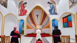 Papst Leo XIV. betet am 16. April 2026 in der Kathedrale Sankt Joseph in Bamenda (Kamerun). / &copy; 	Vatican Media/Romano Siciliani/KNA (KNA)