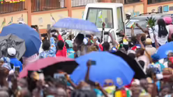 Die Menschen empfangen Papst Leo jubelt in Bamenda (Kamerun). / &copy; 	Lola Gomez/CNS photo/KNA (KNA)