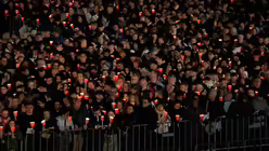 Gl&auml;ubige nehmen mit Fackeln am Kolosseum an der "Via Crucis" teil, dem von Papst Leo XIV. angef&uuml;hrten Karfreitags-Kreuzweg. Der Kreuzweg zeichnet symbolisch die Schritte von Jesus Christus bis zu seiner Kreuzigung auf dem Kalvarienberg in Jerusalem nach. / &copy; Gregorio Borgia/AP/dpa (dpa)