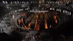 Papst Leo XIV. (unten) tr&auml;gt im Kolosseum ein leichtes, 1,5 Meter hohes Holzkreuz w&auml;hrend der Karfreitagsprozession. / &copy; Alessandra Tarantino/AP/dpa (dpa)