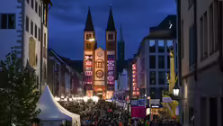 Blick auf den Kiliansdom beim Abend der Begegnung am 13. Mai 2026 w&auml;hrend des 104. Katholikentags in W&uuml;rzburg. / &copy; Harald Oppitz (KNA)