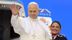Papst Leo XIV. gr&uuml;&szlig;t vor dem Abflug nach Afrika / &copy; Riccardo De Luca (Reuters)