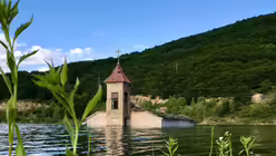 Die St.-Nikolaus-Kirche war f&uuml;r 100 Jahre das Gotteshaus des kleinen nordmazedonischen Ortes Mavrovo. Dass es sie heute noch gibt, betrachten viele Gl&auml;ubige als ein Wunder. / &copy; Irina Neftenova (shutterstock)
