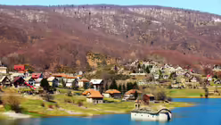 Die Kirche wurde 1853 gebaut und mit Deckenfresken und Heiligenfiuren verziert. Sie ist das einzige Geb&auml;ude, dass dem Staudamm bis heute trotzt. Alle anderen Geb&auml;ude des alten Dorfes Mavrovo sind komplett zerst&ouml;rt. / &copy; Nikola Spasenoski (shutterstock)