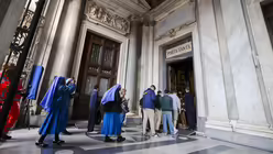 Menschen gehen durch die heilige Pforte in die Basilika Santa Maria Maggiore / © Christoph Reichwein (dpa)