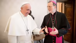 Papst Franziskus empf&auml;ngt Claudio Gugerotti, Pr&auml;fekt des Dikasteriums f&uuml;r die orientalischen Kirchen, am 15. Mai 2023 im Vatikan / &copy; Vatican Media/Romano Siciliani (KNA)