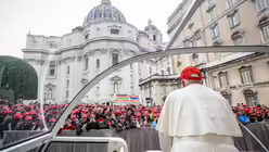 Papst Franziskus steht im Papamobil vor Firmlingen aus dem Bistum Genua, am 20. Mai 2023 / &copy; Vatican Media/Romano Siciliani (KNA)
