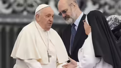 Papst Franziskus (l) spricht mit einer Nonne, als er zu seiner w&ouml;chentlichen Generalaudienz auf dem Petersplatz im Vatikan ankommt / &copy; Andrew Medichini/AP (dpa)
