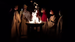 Kardinal Woelki entz&uuml;ndet die Osterkerze / &copy; Nicolas Ottersbach (DR)