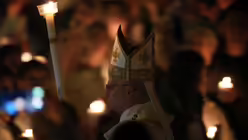 Papst Leo XIV. betrat den Petersdom in der Osternacht mit einem Leuchter. / &copy; Andrew Medichini/AP/dpa  (dpa)