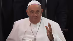  Papst Franziskus gestikuliert bei einem interreligiösen Treffen in Indonesien / © Ajeng Dinar Ulfiana (dpa)