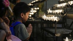 Weltweit beten die Menschen für den verstorbenen Papst Benedikt XVI. Hier ist ein Junge in der Kathedrale von Manila auf den Philippinen, einem überwiegend römisch-katholischen Land, zu sehen / © Aaron Favila (dpa)