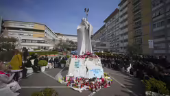 Gebete für Franziskus an der Gemelli-Klinik / © Andrew Medichini / AP (dpa)