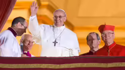 Jorge Mario Bergoglio nach dem Konklave am 13. März 2013. Das ist eine der ersten Aufnahmen nach seiner Wahl zum 266. Papst.  (dpa)