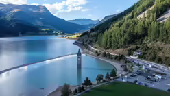 163 Häuser wurden zerstört und das Areal mit Sand gefüllt. Das Dorf Graun wurde an einem höher gelegenen Platz wieder aufgebaut. Der Kirchturm blieb als Denkmal erhalten. / © Wlad74 (shutterstock)